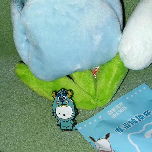 NEW Sanrio Cinnamaroll, enameled brooch and Surprise Eraser - Picture 7 of 10
